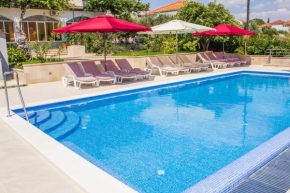  Apartments in Seget Donji 7429  Трогир